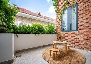 Ngôi nhà đầy ấm cúng và hòa mình vào thiên nhiên với mảng tường gạch nung đẹp mắt 3