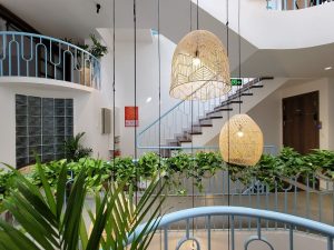 "Ngôi nhà mê cung độc đáo với bể bơi vô cực, xây dựng trong 3 năm trên mảnh đất méo" 14