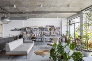 Thiết kế căn hộ 75m2 với lựa chọn mành trắng trong suốt để tạo không gian thông thoáng 82