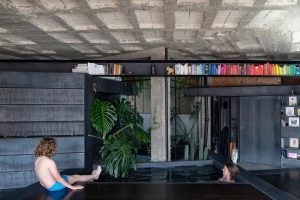 "Căn hộ xây từ thập niên 70 sau cải tạo: Bể bơi trong nhà và tiện nghi hiện đại" 57