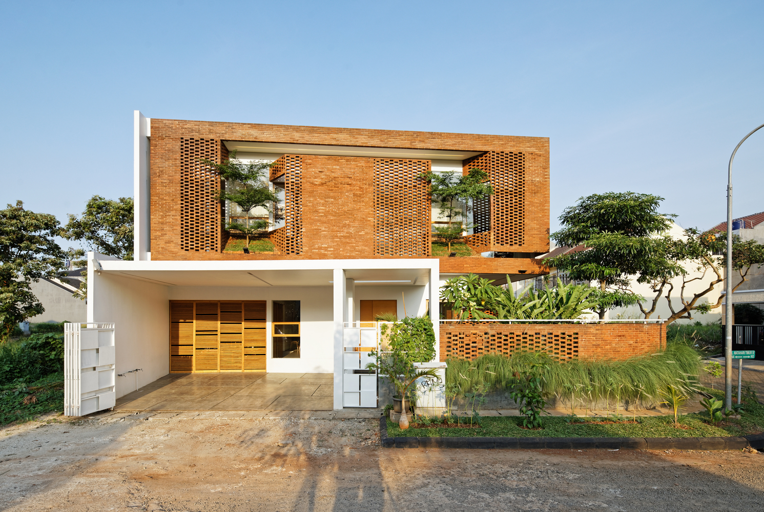 Nghệ thuật truyền thống của gạch nung ấn tượng trên ngôi nhà ở Indonesia 1