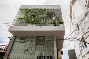 Biệt thự gạch kính 18m2 như hòa quyện với ánh đèn lồng về đêm 1