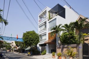 Nhà phố Sài Gòn độc đáo với cửa chớp gỗ như màn gấp "khổng lồ" để lại ấn tượng mạnh mẽ 15