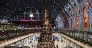 Cây thông Noel sáng tạo từ 3.800 bìa sách vẽ tay: Một ý tưởng độc đáo đến từ tâm hồn nghệ sĩ 16