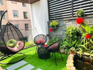 Không gian sống tươi mới với hồ cá Koi và giếng trời trong nhà cho gia đình 33