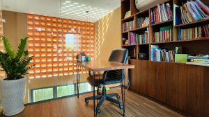 Ngôi nhà độc đáo với lối kiến trúc sáng tạo: Sử dụng gạch bánh ú thông gió, tạo không gian mát mẻ 10