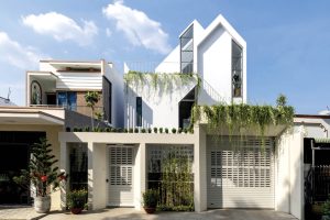 Ngôi nhà phố xanh mướt với vườn máiươ 13