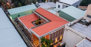 "Ngôi nhà trong ngõ chiều nay rực sáng giữa bao vây" 1