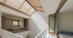 Nhà 2 tầng với thiết kế đơn giản và rộng rãi, được thấu hiểu bằng ánh sáng tự nhiên 23