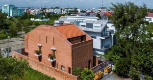 Nhà 3 tầng với kiến trúc độc đáo: mái dốc và gạch đục lỗ 18