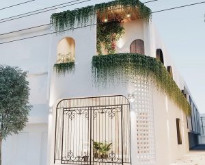 Nhà ống biệt thự hứng trọn ánh nắng với hệ cây xanh như thác đổ và trần vòm cong ấn tượng 9