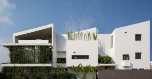 Thiết kế hiện đại: Nhà 3 tầng kết hợp rèm cửa từ cây xanh 11