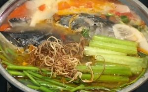 Ngon hơn bao giờ hết: Bí quyết nấu lẩu đầu cá hồi măng chua đậm đà, ngọt ngào 1