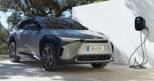 Toyota bZ4X 2024: Sự hấp dẫn của dòng SUV điện đầu tiên từ Toyota, hoạt động mạnh mẽ. 4