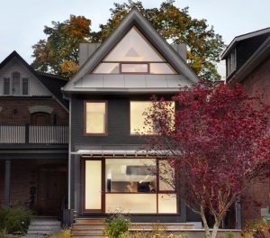 "Thiết kế đẹp mắt của ngôi nhà 2 tầng với mái dốc hình tam giác" 9