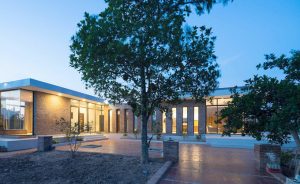 Ngôi "nhà kính" hiện đại, nổi bật giữa làng quê yên bình 8