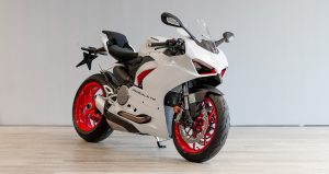 Ducati Panigale V2 màu trắng White Rosso có giá bán từ 619 triệu đồng 18