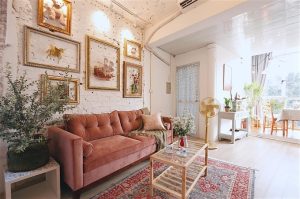 Mặt bằng tồi tàn biến hóa thành không gian sống ngọt ngào, ngập màu hồng sau cải tạo 9