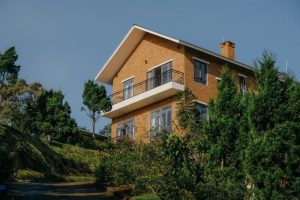 Ngôi nhà ở phố núi, lấp ló sau những rặng tùng xanh và ngàn hoa nở rộ 9