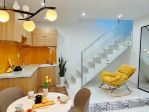 Nhà phố có cửa sổ bốn bề, lấy sáng và gió từ biển vào 9