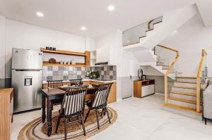 Vợ chồng lớn tuổi cải tạo ngôi nhà bong tróc, ố vàng để tận hưởng cuộc sống an yên 1