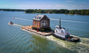 Gia chủ chi 1 triệu USD vận chuyển biệt thự cổ qua sông 13