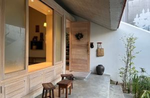 Những bức ảnh đẹp về ngôi nhà mái ngói đỏ, nước mưa xả tràn xuống hồ cá và hệ thống điều hòa cho ngày nóng 5