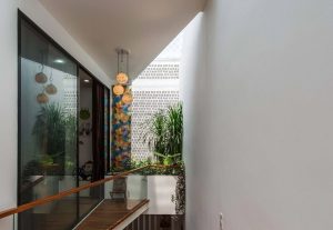 "Thiết kế ngôi nhà thông gió tự nhiên ở thành phố biển với hệ thống nuôi cá trên sân thượng" 13