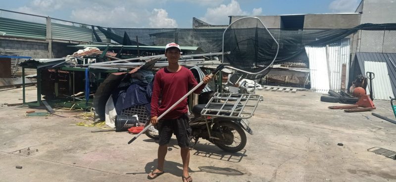 Hình ảnh mô tả cách bắt cá Koi an toàn, không trầy xước vảy